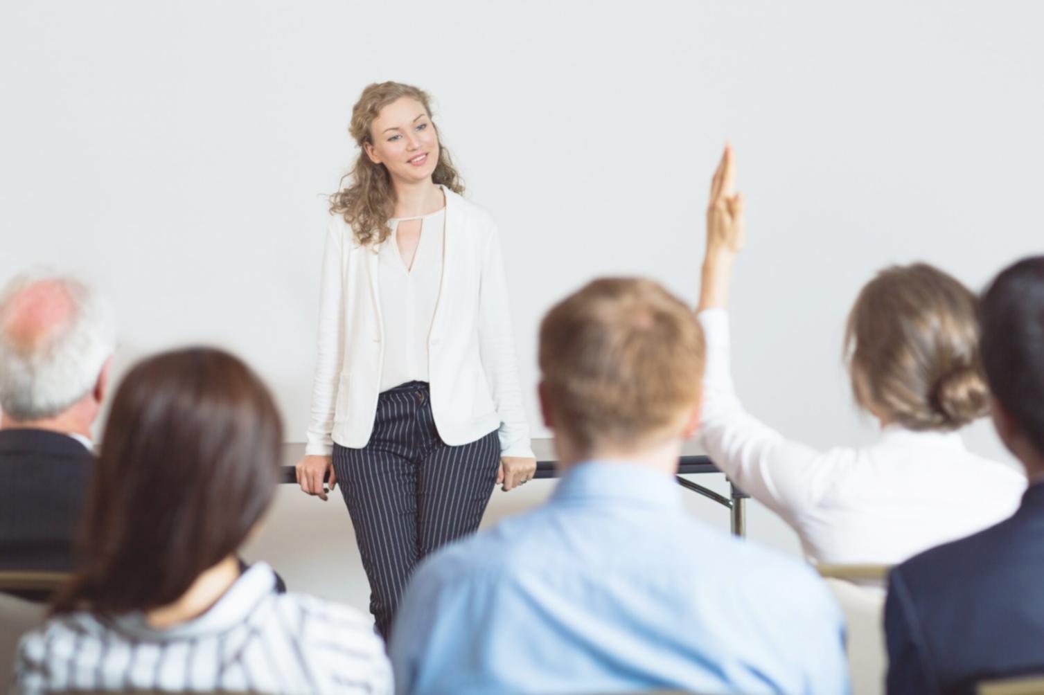 Sessione pratica di formazione in salone con studenti che lavorano su tecniche avanzate di acconciatura