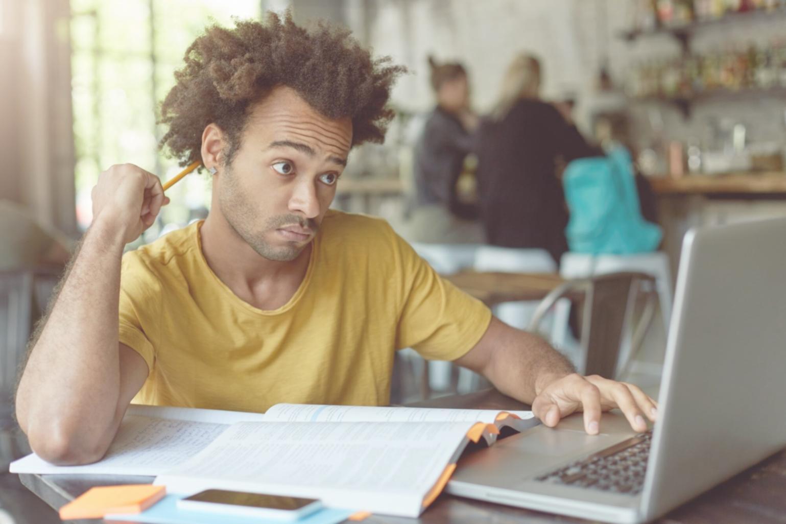 Studenti durante una sessione pratica di taglio